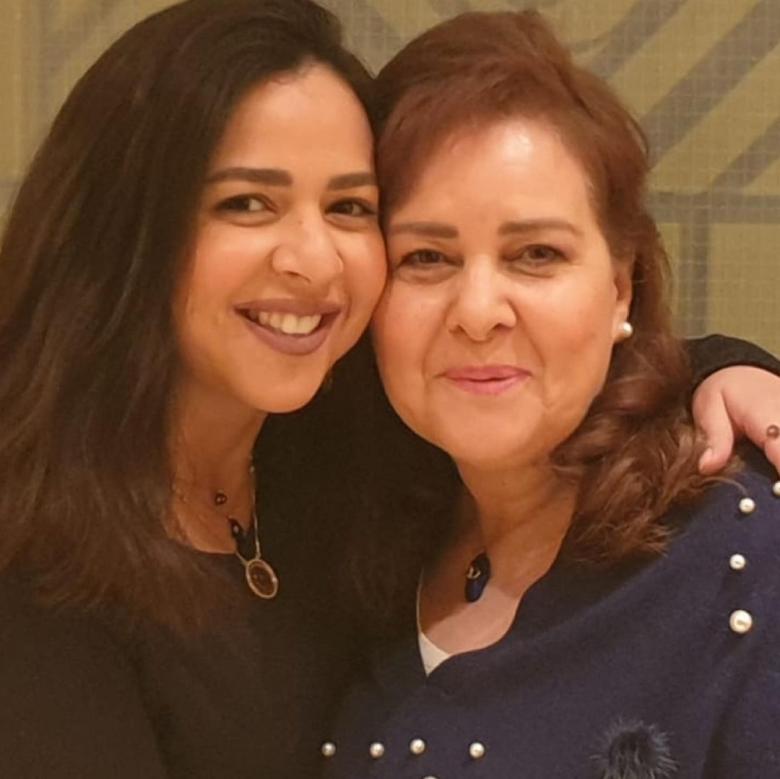 إيمي سمير غانم مع والدتها دلال عبد العزيز