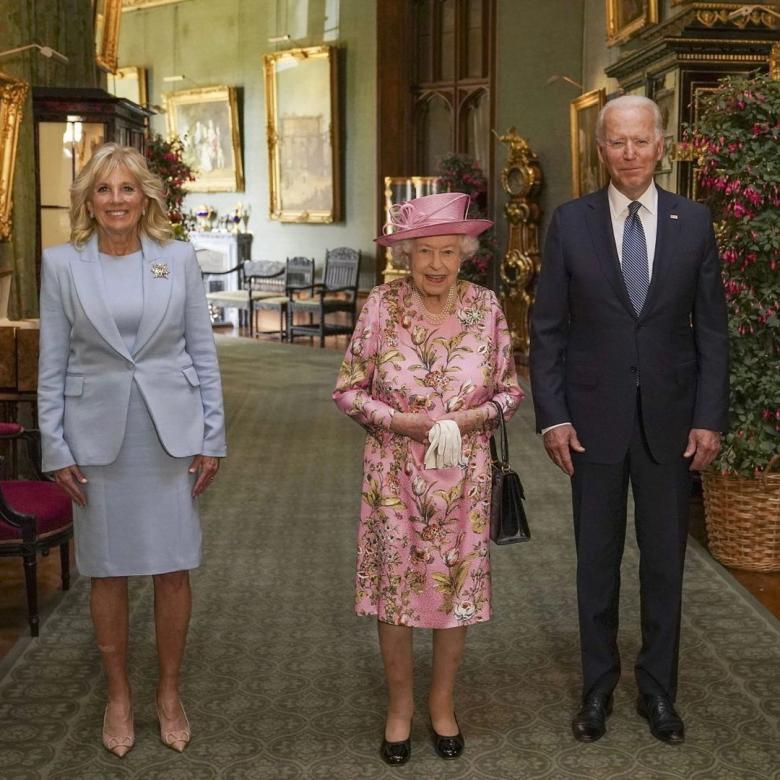 الملكة إليزابيث الثانية تتوسط الرئيس جو بايدن وزوجته جيل - انستغرام @throyalfamily