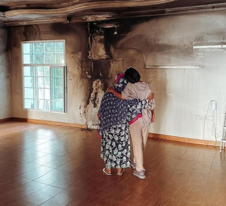 أول ظهور لـ بثينة الرئيسي برفقة والدتها بعد حريق منزلها