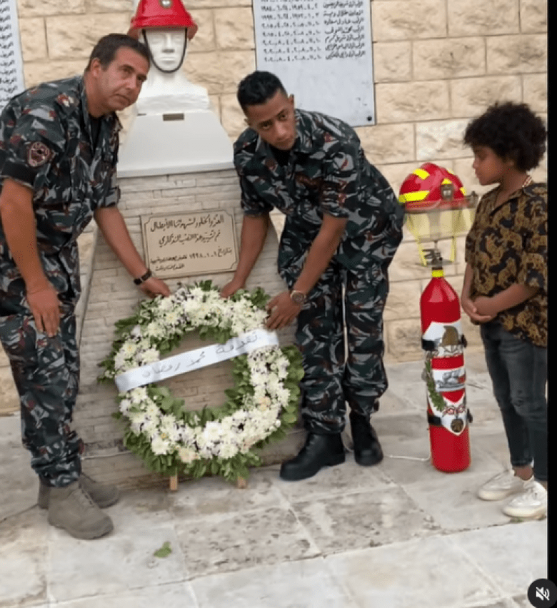 محمد رمضان خلال وضع إكليل من الزهور  على ضحايا مرفأ بيروت
