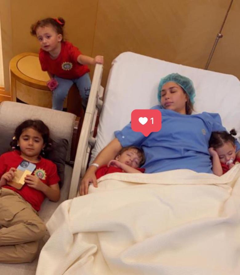 دكتورة خلود مع أبنائها من المستشفى - صورة من انستغرام