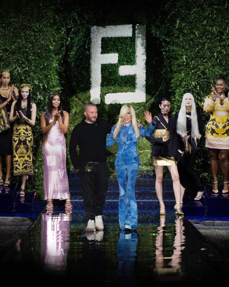 خلال عرض Versace - Fendi في أسبوع الموضة في ميلان- انستغرام @versace