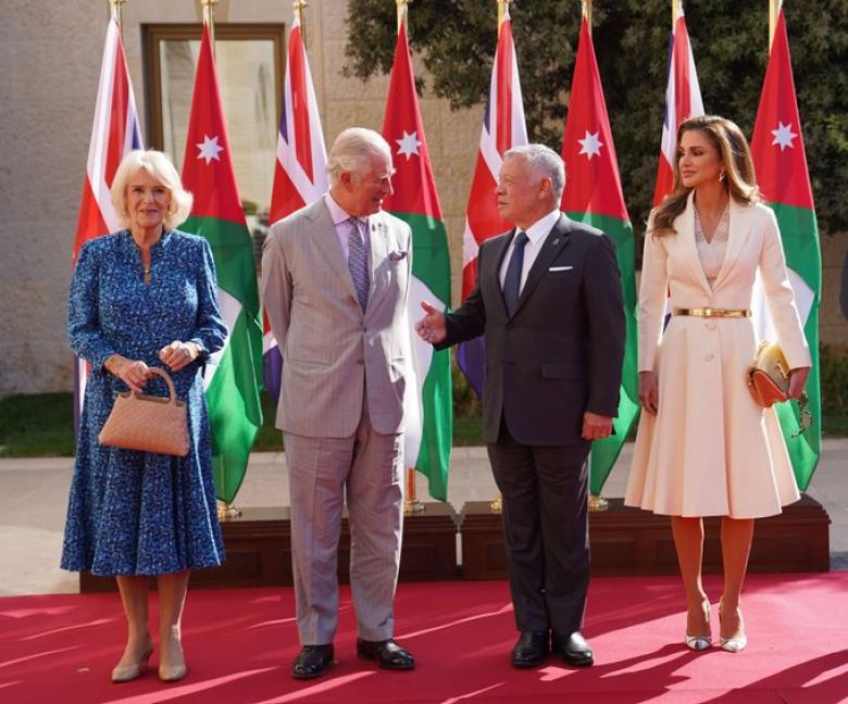 الملك عبدالله الثاني والملكة رانيا خلال استقبال الأمير تشارلز وزوجته كاميلا 