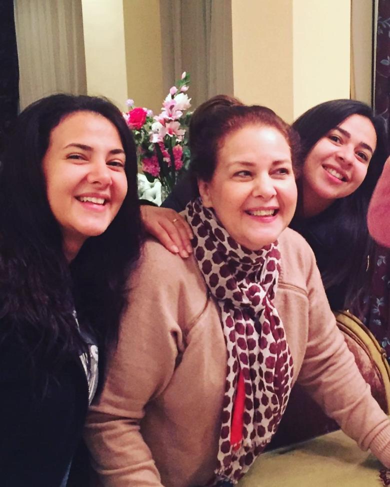إيمي ودنيا سمير غانم مع والدتها الراحلة دلال عبد العزيز