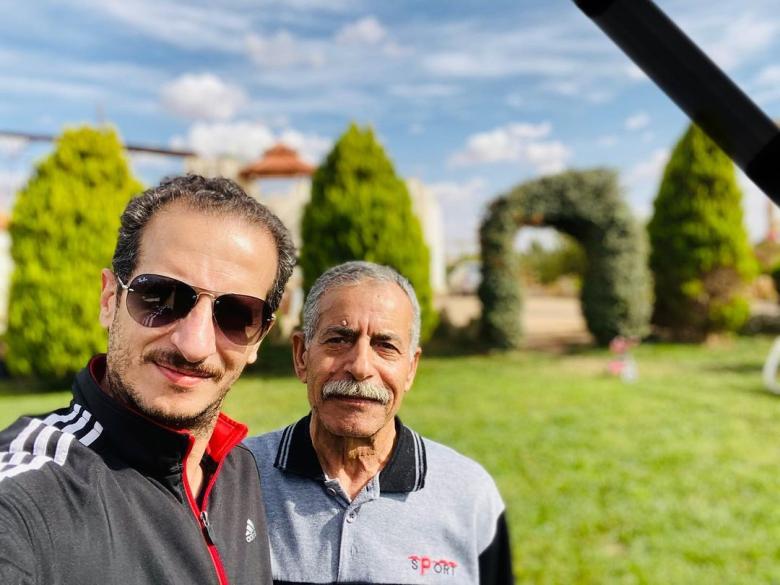 علاء الزعبي مع والده الراحل - صورة من انستغرام