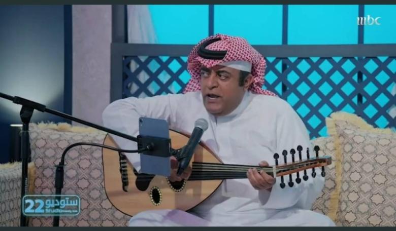 خالد الفراج خلال تقليده علي بن محمد في ستوديو 22
