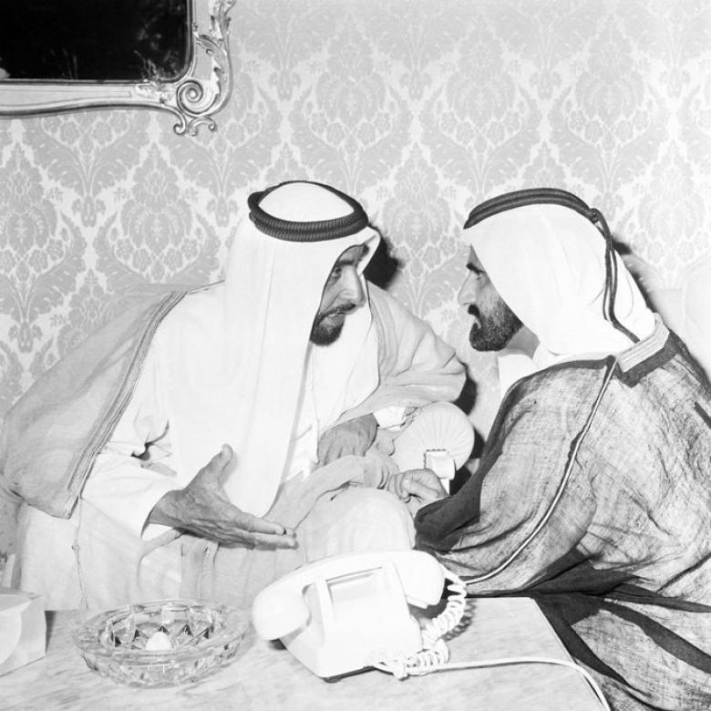 الشيخ محمد بن راشد آل مكتوم مع الراحل الشيخ زايد بن سلطان آل نهيان - صورة من تويتر