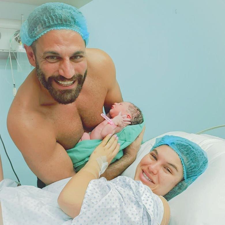 نيكولا معوض مع زوجته مادلين وطفلته المولودة حديثا -صورة من انستقرام
