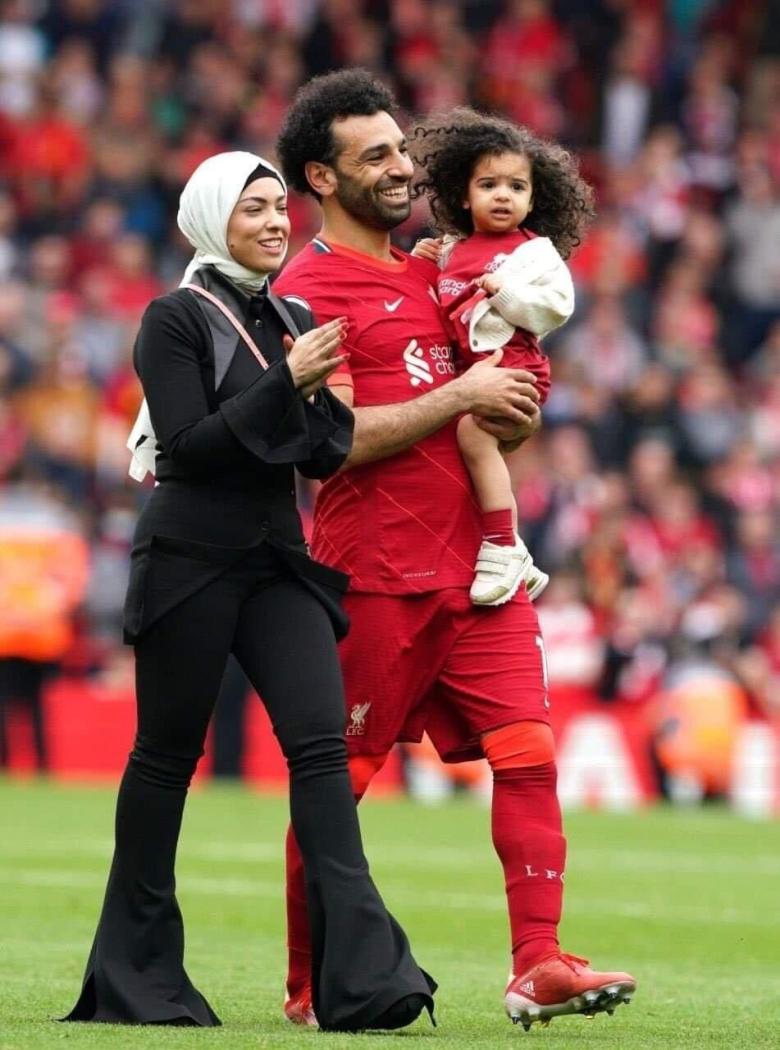 محمد صلاح وزوجته ماجي وابنته - الصورة من تويتر 