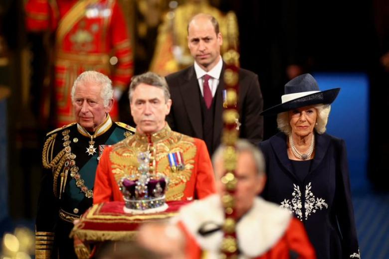 الأمير تشارلز برفقة زوجته كاميلا والأمير ويليام- صورة من تويتر @ClarenceHouse
