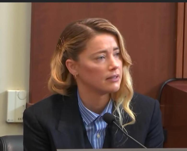 امبر هيرد - الصورة من البث المباشر لمحاكمتها في قضية التشهير بجوني ديب