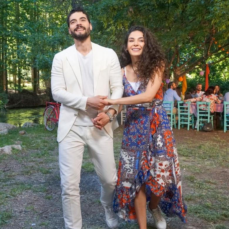 أكين أكينوزو و إيبرو شاهين - صورة من حساب Hercai على إنستقرام