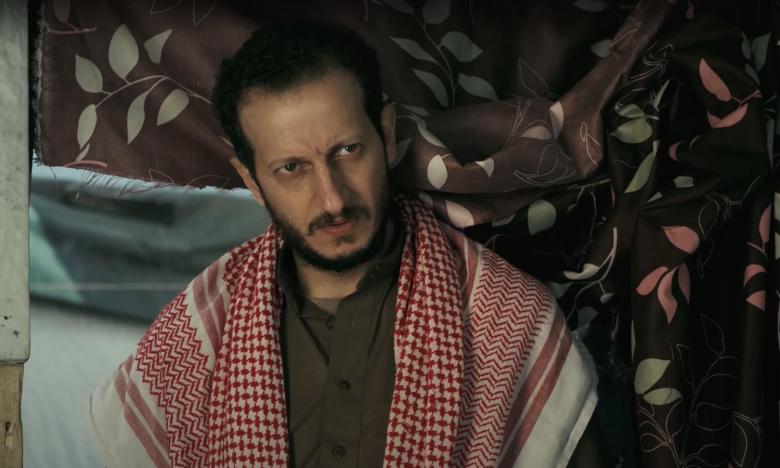 علاء الزعبي ومشهد له من فيلم "خيمة 56"