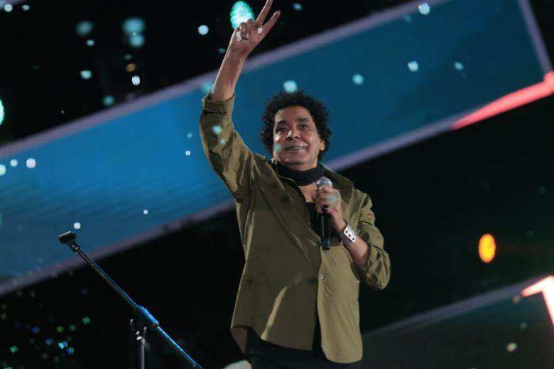 محمد منير يبكي على المسرح ويحقق حلم "بلاك تيما"