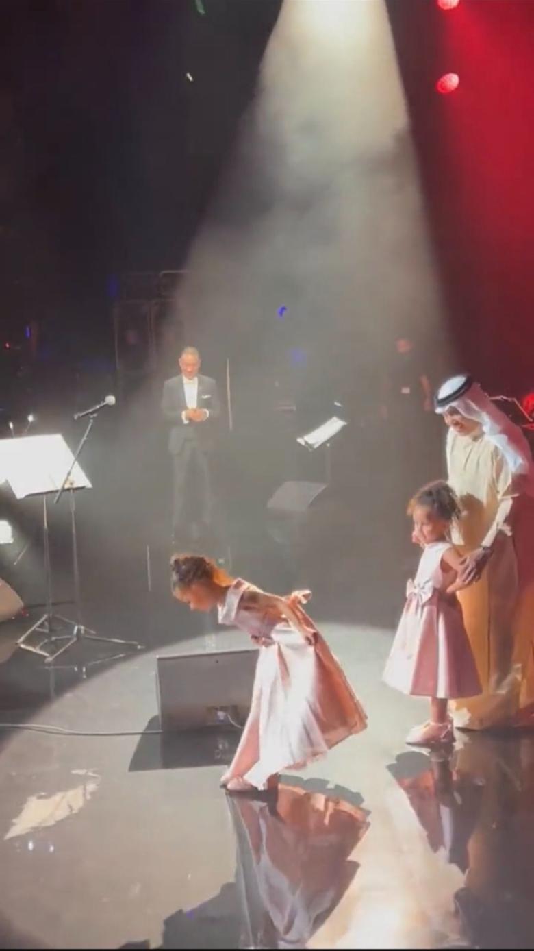 محمد عبده وأبنائه على مسرح أوبرا باريس وأصالة تعلق