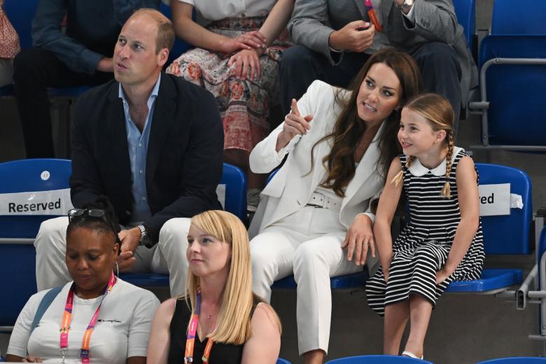 الأميرة شارلوت مع والديها كيت ميدلتون والأمير ويليام - صورة من حساب @royalfocus1 على تويتر