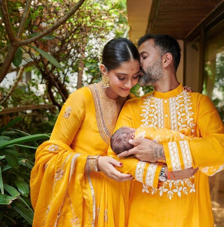 سونام كابور وزوجها أناند أهوجا مع طفلهما- صورة من انستقرام
