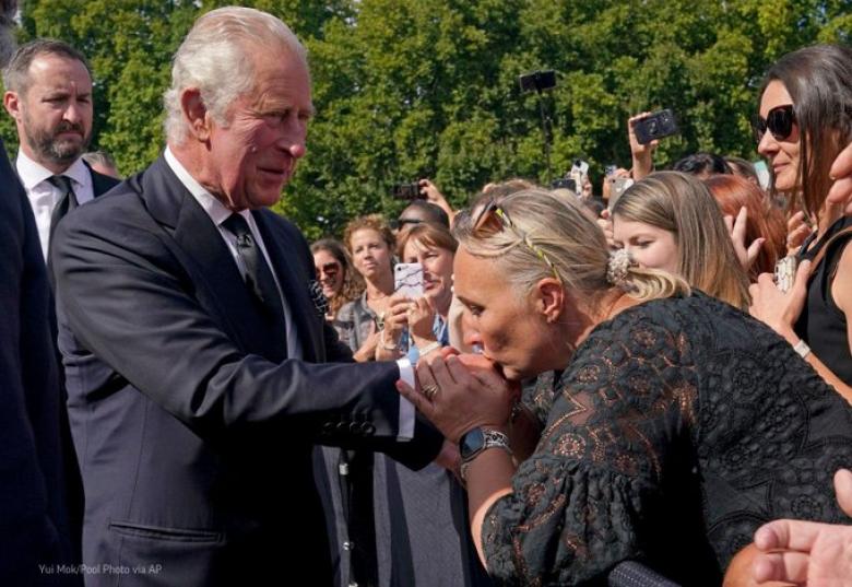 الملك تشارلز الثالث لحظة وصوله الى قصر بكنغهام - صورة من حساب AP على تويتر
