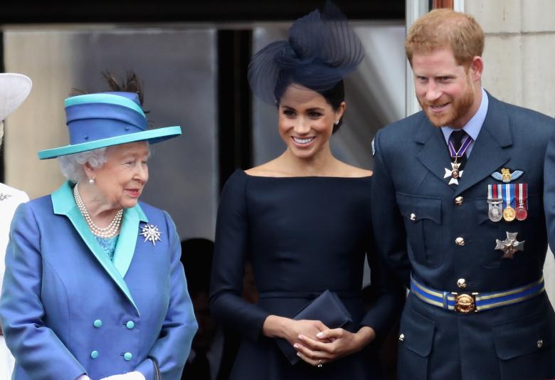 الأمير هاري مع زوجته والملكة إليزابيث