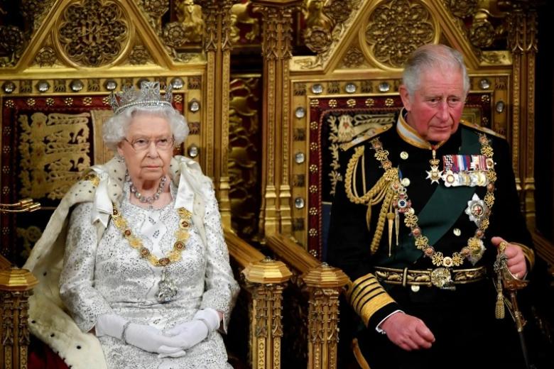 الملكة إليزابيث الراحلة وملك بريطانيا الجديد تشارلز - صورة من رويترز