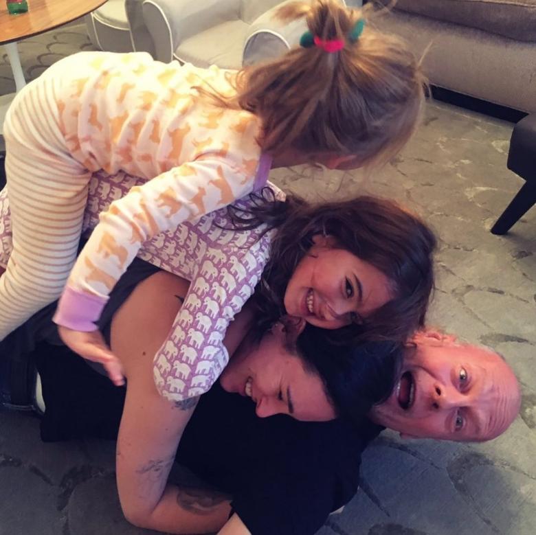 بروس ويليس مع زوجته وابنتيه- الصورة من انستقرام @emmahemingwillis