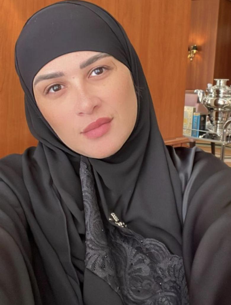 ياسمين عبدالعزيز بالحجاب من العمرة | ET بالعربي