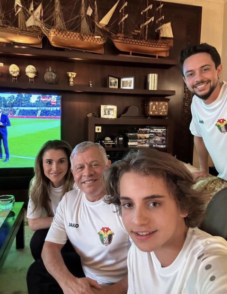 صورة من انستغرام - الملكة رانيا تشارك أجواء كرة القدم في صورة عائلية