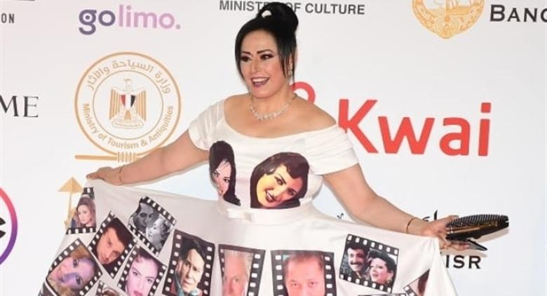 هند عاكف في فستان غريب يحمل صور الفنانين ضمن مهرجان القاهرة السينمائي 2022
