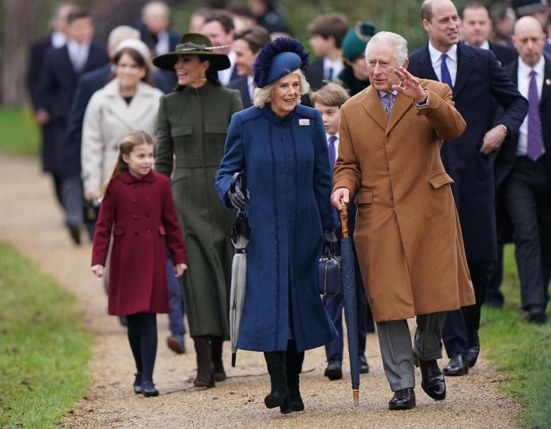وصول العائلة الملكية للاحتفال بعيد الميلاد  