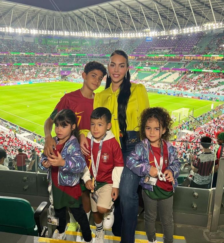 جورجينا مع أولادها في مباراة البرتغال وكوريا الجنوبية - إنستغرام