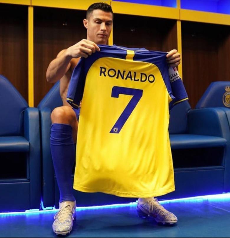 رونالدو مع قميص نادي النصر السعودي خلال تقديمه للجماهير - إنستغرام