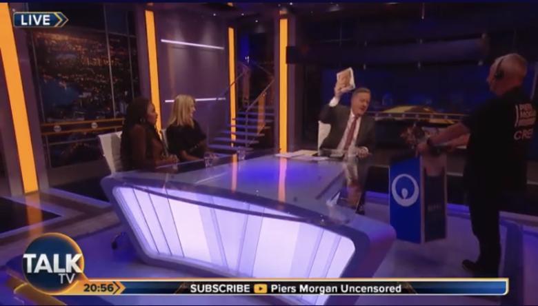  بيرس مورغان يرمي كتاب هاري في سلة المهملات على الهواء مباشرة - صورة من برنامجه 