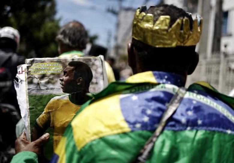 صورة الملك بيليه وتاجه في مشهد وداع البرازيل للجوهرة السوداء - تويتر