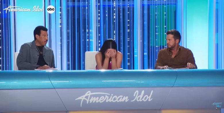 كيتي بيري تتوسط ليونيل ريتشي ولوك بريان في American Idol