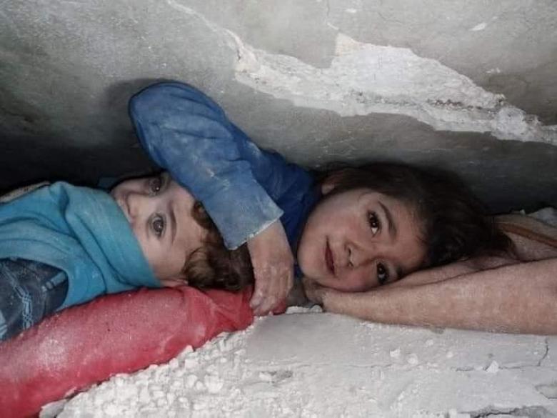 صورة لأطفال سوريين تحت الأنقاض - تويتر @mustafaalkhani