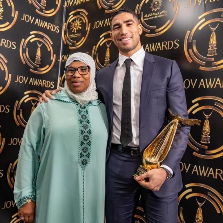 أشرف حكيمي مع والدته- صورة من تويتر