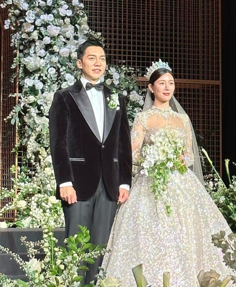 لي سونغ جي و لي دا يحتفلان بزفافهما - صورة من تويتر