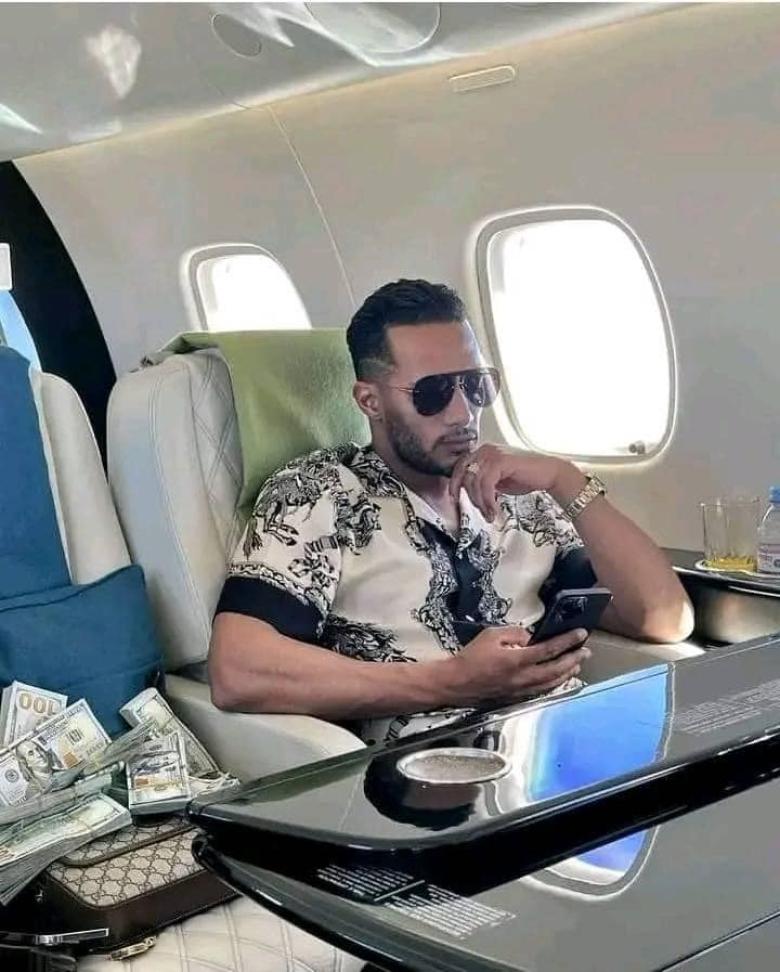 محمد رمضان داخل الطائرة