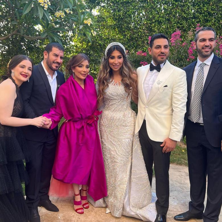 انس نصري مع عروسه وعائلته في ليلة زفافه - صورة من انستقرام
