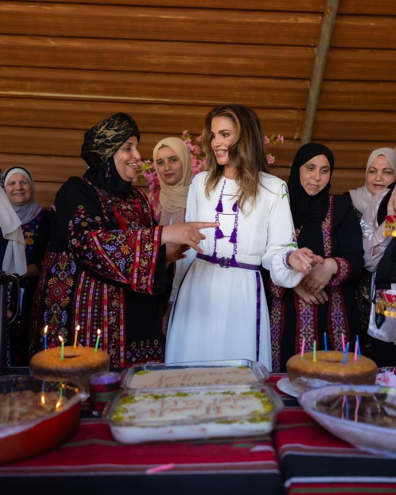 الملكة رانيا مع سيدات مطبخ فريال الإنتاجي - صورة من انستقرام