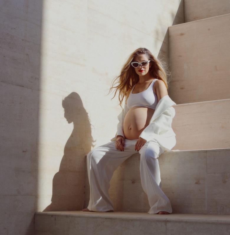 لارا اسكندر - صورة من موقع Vogue Arabia على الأنترنت