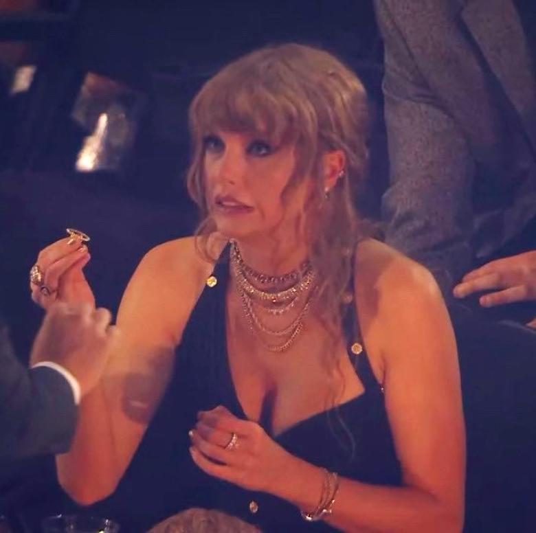 تايلور سويفت تكسر خاتمها في حفل VMAs - صورة من إكس