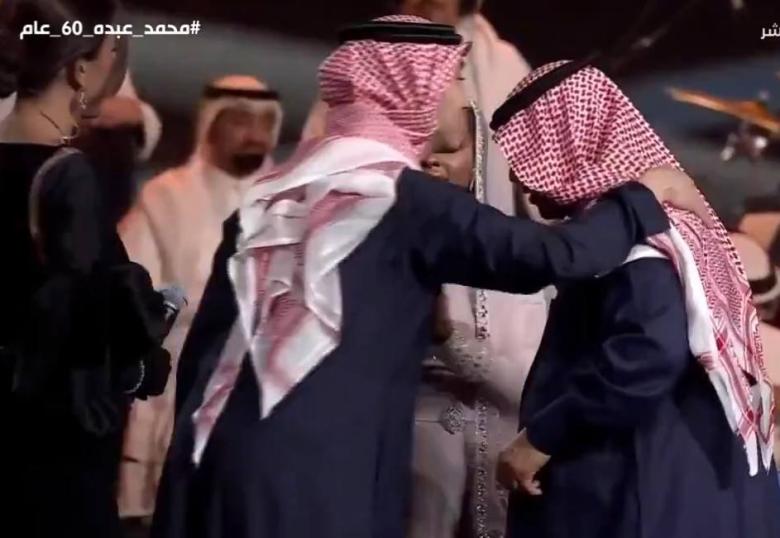 محمد عبده ونجله عبد الرحمن - صورة من فيديو على المسرح