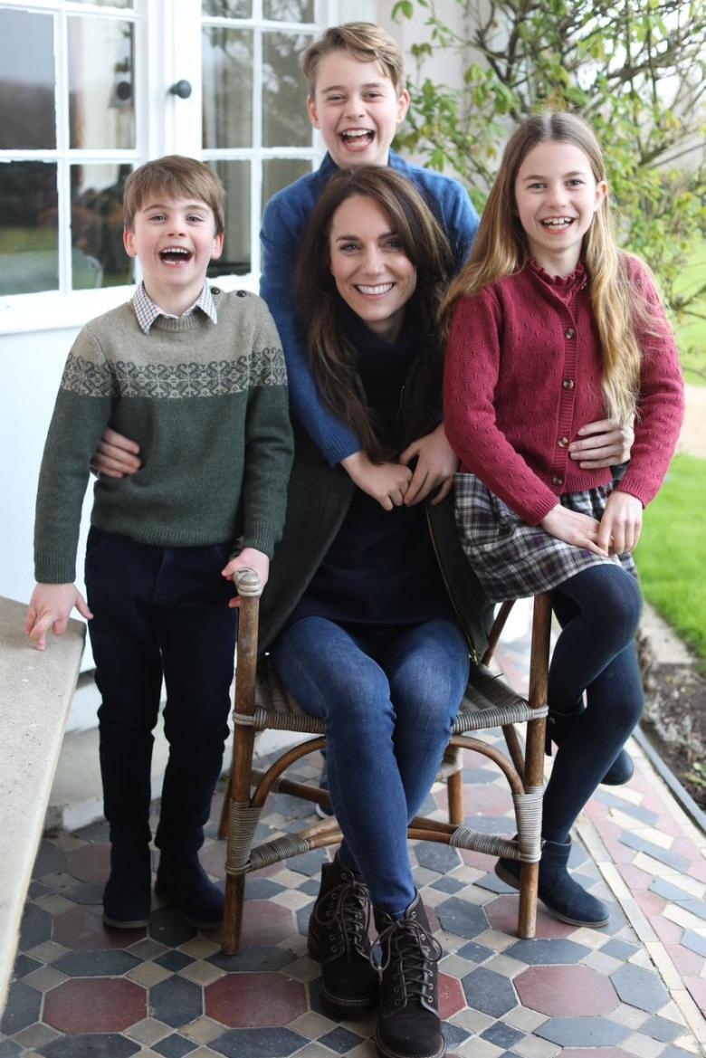 صورة كيت ميدلتون الأخيرة مع أولادها - تويتر