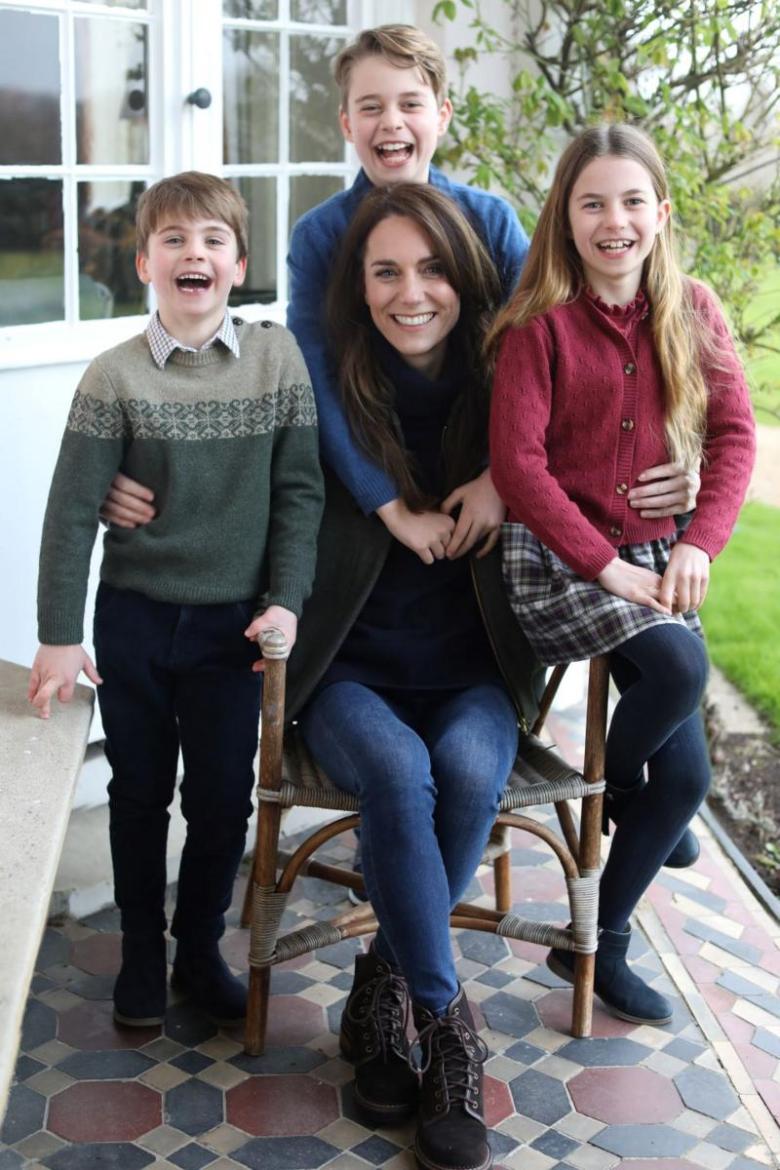 كيت ميدلتون وأطفالها - قصر  يصدر  أول صورة رسمية لأميرة ويلز منذ الجراحة التي أجريت لها في البطن في يناير