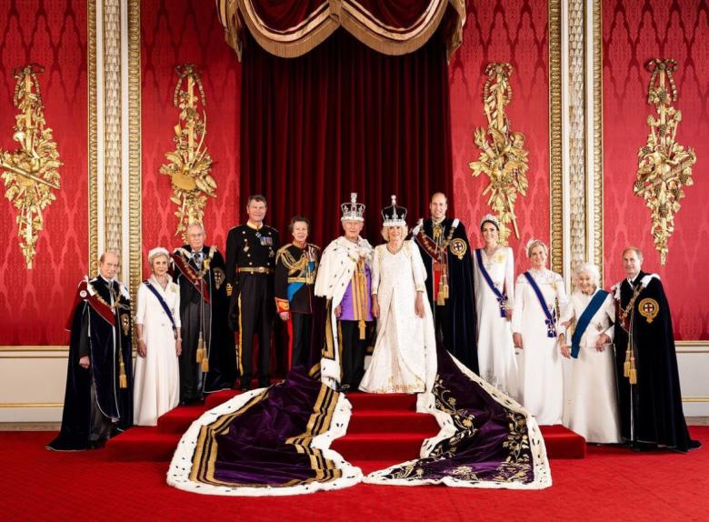 العائلة الملكية - صورة من Royal Family