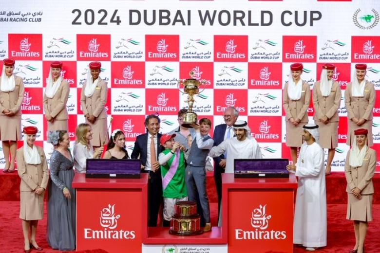 الشيخ حمدان بن محمد يتوج الفائز بـ كأس دبي العالمي - صورة من حساب Dubai Media Office على إكس