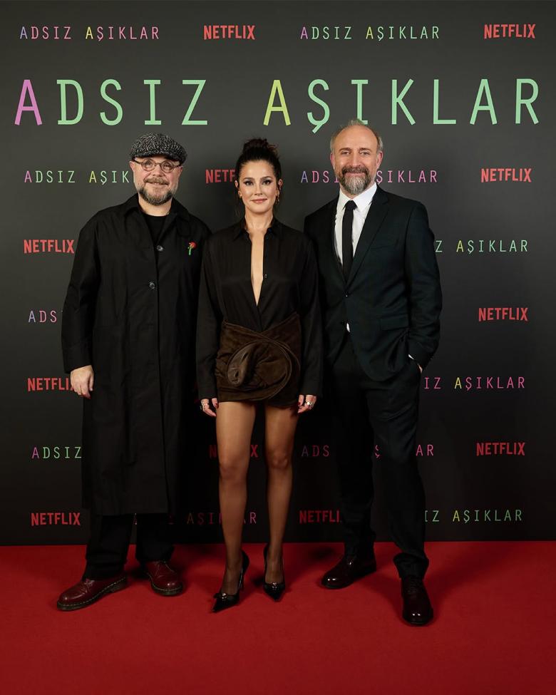 أبطال مسلسل "عشاق مجهولون" - صورة من حساب @netflixturkiye