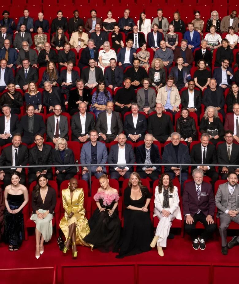 نجوم هوليوود في الصورة الجماعية لعشاء مرشحي الأوسكار 2025 (Oscar Nominees Dinner) في أكاديمية متحف الصور المتحركة (Academy Museum of Motion Pictures) في لوس أنجلوس (Los Angeles).