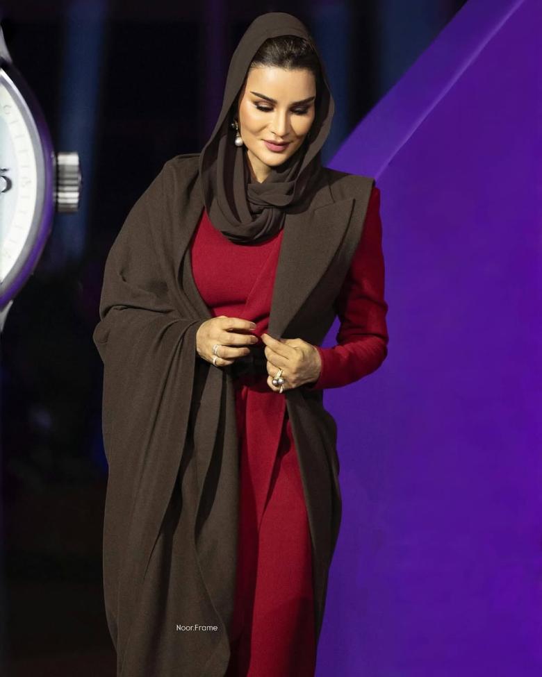 الشيخة موزا بنت ناصر  بمعطف من جان لويس شيرير